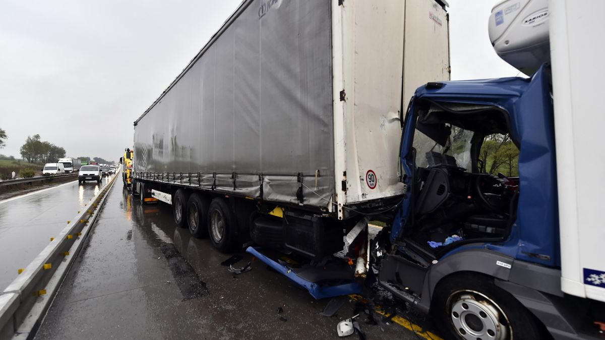 Hlavní silniční tah na Slovensko zastavila nehoda tří kamionů
